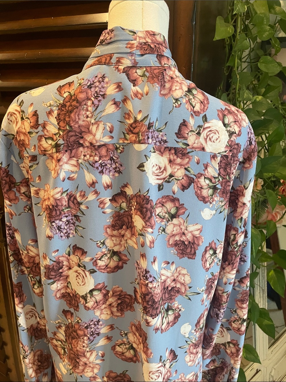 Tahari Arthur S Levine XL Floral Tie-Neck Blouse in Light Blue Floral - Picture 8 of 9
